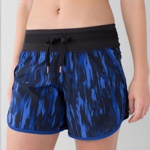 Lululemon Kanto Catch Me Short Painted Animal Sprinkler Black Rose Gold Size 4
